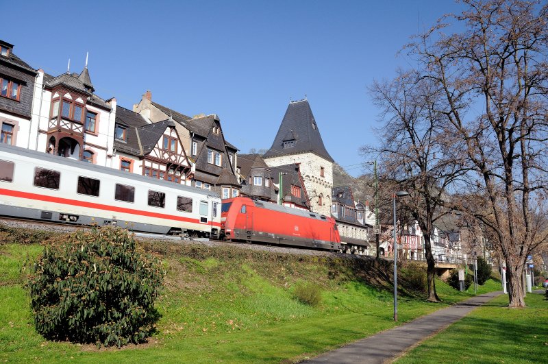 Der Intercity im Stadtpark. So gesehen in der wunderschnen Stadt Bacharach. Direkt an der Huserzeile der Altstadt zieht eine 101 ihren Zug gen Koblenz. (April 09).