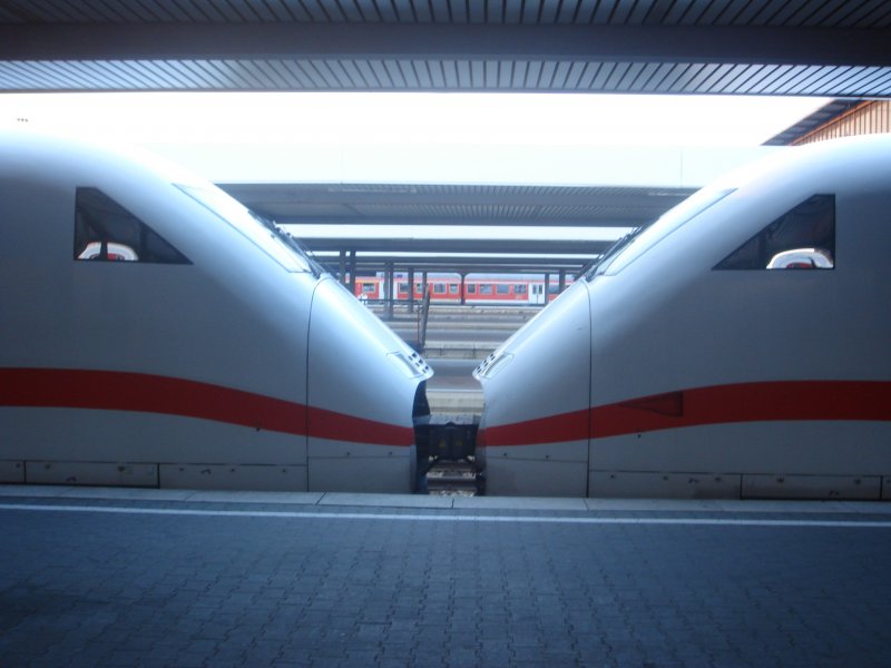Der InterCityExpress 990 von Mnchen Hauptbahnhof nach Frankfurt am Main Hauptbahnhof in Mnchen Hbf. Links der Zugteil mit den Wagen 21-28 und Rechts der Zugteil mit den Wagen 31-38. Aufgenommen am 18.07.07