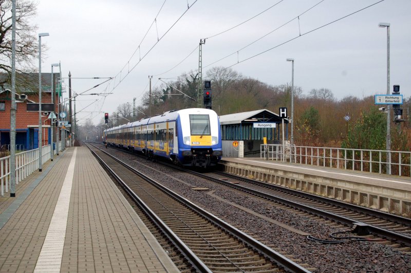 Der InterConnex von Leipzig Hbf nach Warnemnde durchfhrt am 06.12.08 Burgkemnitz in Richtung Berlin. Eine RB wurde berhohlt, daher die Falschfahrt.