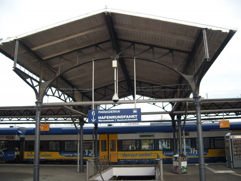 Der InterConnex und die markante Bahnsteigberdachung in Rostock-Warnemnde