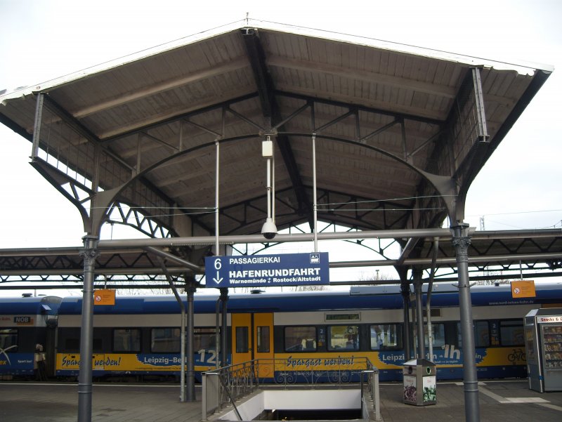 Der InterConnex und die markante Bahnsteig�berdachung in Rostock-Warnem�nde