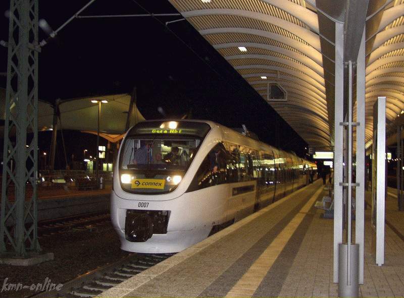 Der InterConnex nach Gera am Abend des 01.03.02 bei der Ausfahrt aus Lu. Wittenberg.
