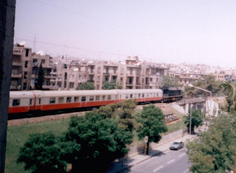 Der internationale Zug der CFS No: 67 Damaskus-Aleppo-Teheran, gezogen von einer LDE2800,  bei der Anfahrt des Hauptbahnhofs von Aleppo. (Aleppo am 5.7.2002)