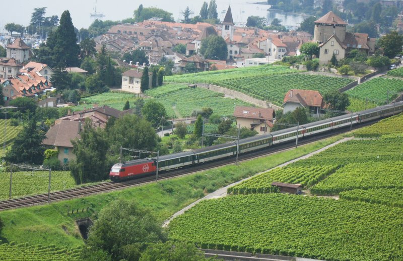 Der Interregio 1724 von Brig nach Genve-Flughafen bei Lutry.
Der Ort ist im Hintergrund erkennbar.
(14.08.2007)