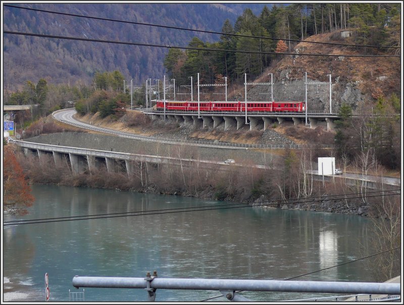 Der Interregio aus Disentis verlsst Reichenau-Tamins Richtung Chur. Es waren einige Kunstbauten ntig entlang des Rheins, um Platz zu schaffen fr die Nationalstrasse N13, die Hauptstrasse und die Doppelspur der RhB. (10.12.2007)