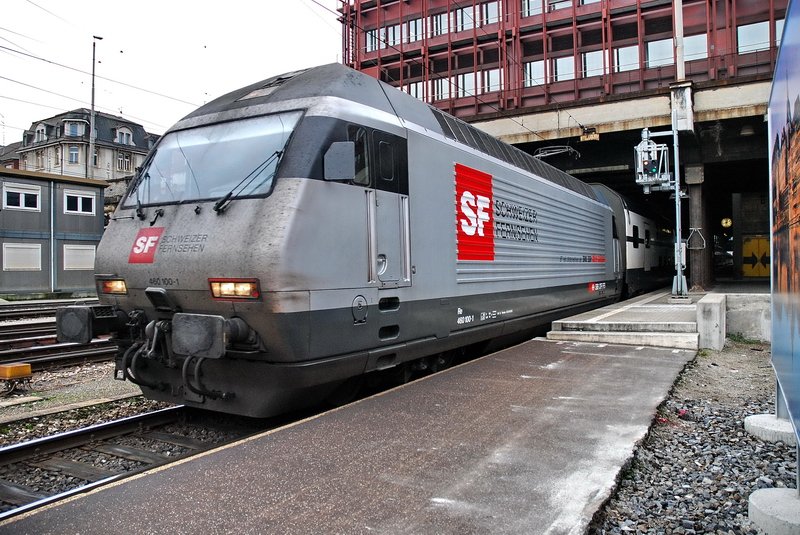 Der InterRegio nach Zrich verlsst pnktlich den Bahnhof Basel SBB. Die Bahnhofsfront im Hintergrund scheint eine Renovierung gut gebrauchen zu knnen. 11.12.2006