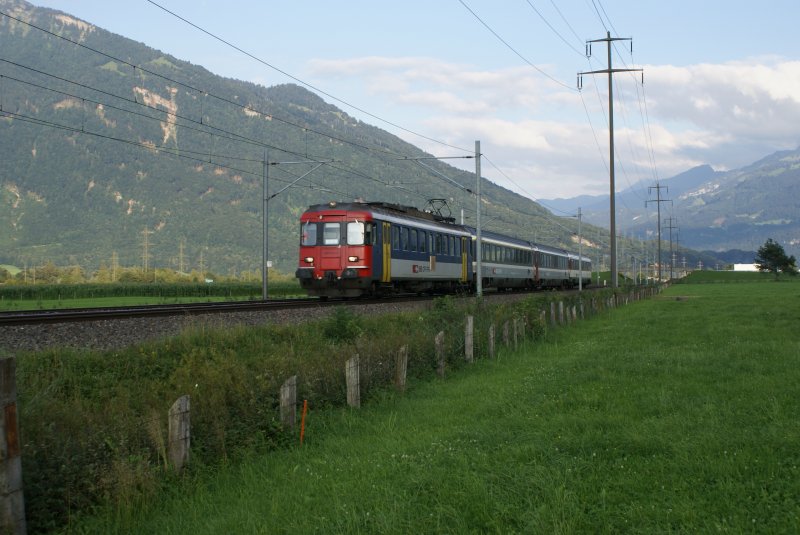 Der IR 10790 wird immer noch mit einem RBe 540 gefhrt. Hier fhrt der RBe 540 031-1 am 28.7.09 von Bilten Richtung Reichenburg.