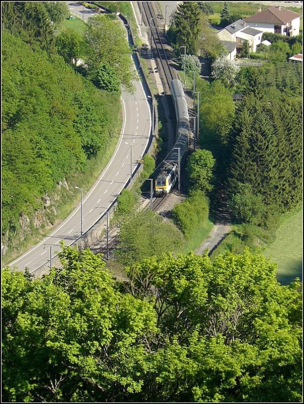 Der IR 118 durchfhrt am 12.05.08 das Sauertal in der Nhe von Michelau auf seinem Weg von Luxemburg nach Liers. (Hans)