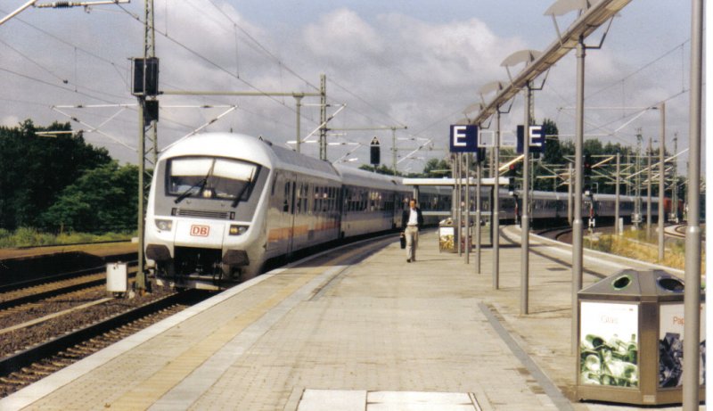 Der IR 2103   Caspar David Friedrich  Stuttgart-Ostseebad Binz,hatte am 04.07.01 Einfahrt in Weissenfels.Erstaunlich, dass zu diesem Zeitpunkt schon ein in ICE Farben lagierter IR Wagen unterwegs war.Zuglok war briegens 112 101.