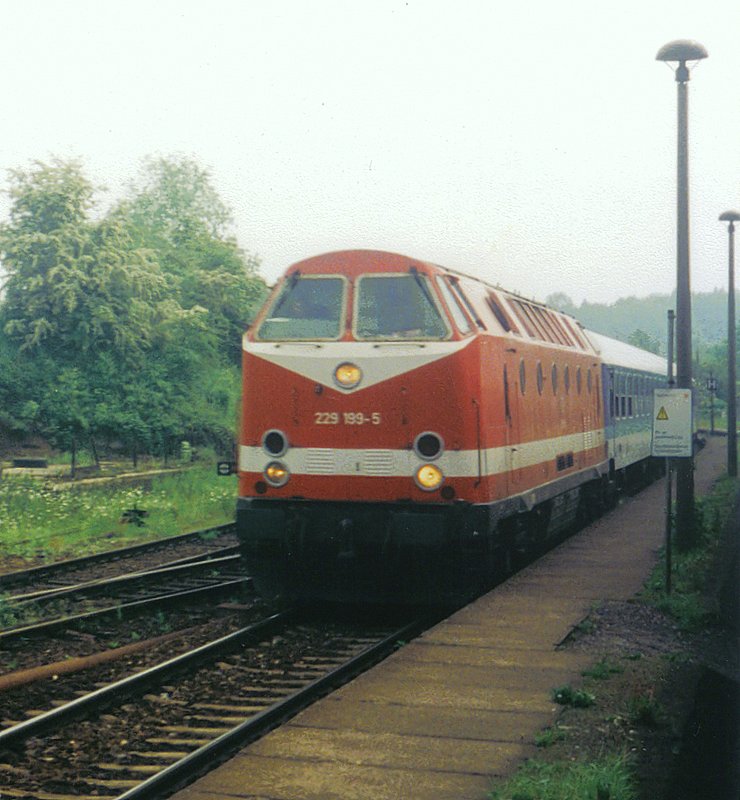 Der IR 2550 (Chemnitz-Dsseldorf) durchfuhr mit 229 199-5 an der Spitze den Bahnhof Stadtroda an der  Holzlandbahn  (KBS565). Hier im Mai 1999.