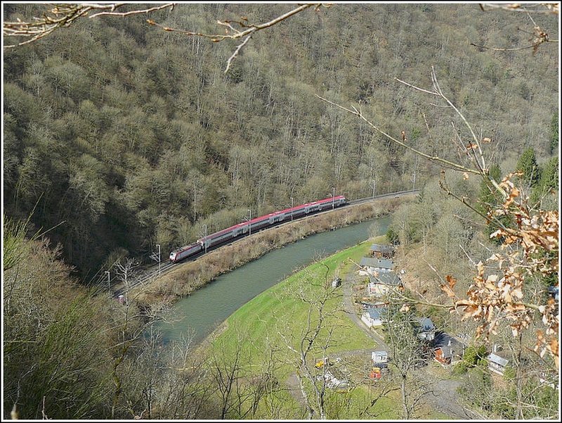 Der IR 3712 Luxembourg-Troisvierges fhrt am 29.03.09 durchs Sauertal am Campingplatz  Buurschter-Plage  vorbei. Das Bild wurde am Aussichtspunkt  Ierwescht Fuusslee  etwas unterhalb der Burg Bourscheid aufgenommen. (Hans)