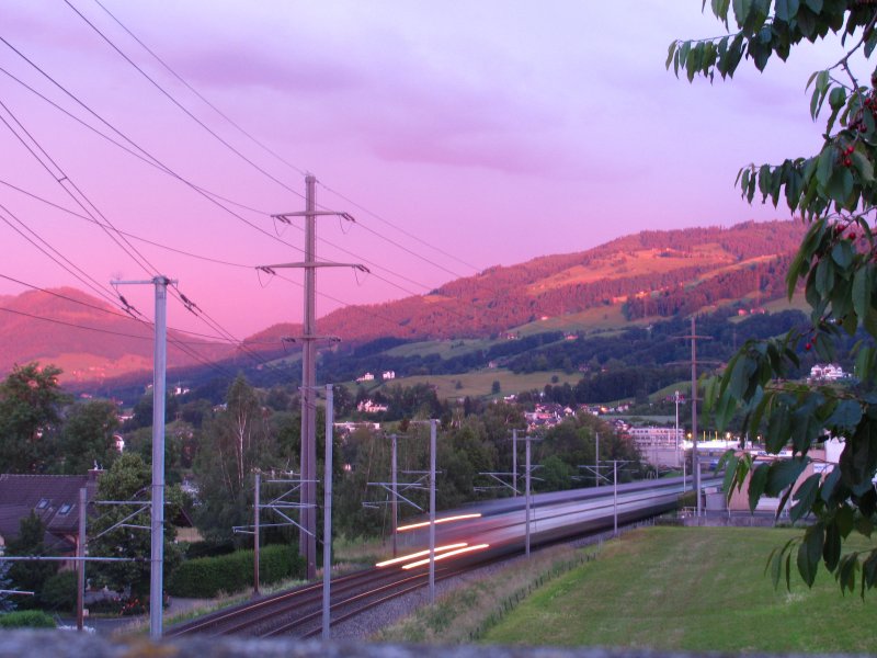 Der IR aus Chur fhrt am 09.06.2009 bei stimmungsvollem Himmel durch Altendorf.