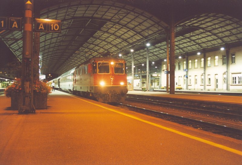Der IR aus Luzern nach Basel mit einer Re 4/4 II an der Spitze hast soeben Olten erreicht. 16. September 2006.