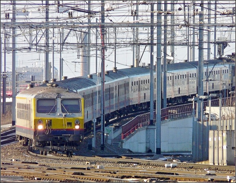 Der IR aus Quivrain, bestehend aus M 4 Wagen und einer Lok der BR 27, schlngelt sich am 14.02.09 ber die Rampe in Richtung Bahnhof Bruxelles Midi. (Jeanny)