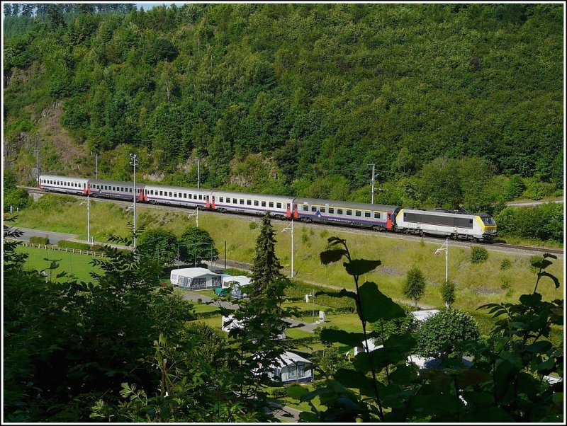 Der IR Luxembourg-Liers hat am 23.06.09 den Tunnel Mecher soeben verlassen und f�hrt am Campingplatz vorbei dem Bahnhof von Clervaux entgegen. (Jeanny)
