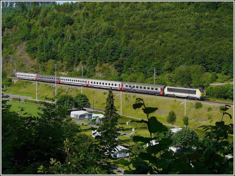 Der IR Luxembourg-Liers hat am 23.06.09 den Tunnel Mecher soeben verlassen und fhrt am Campingplatz vorbei dem Bahnhof von Clervaux entgegen. (Jeanny)