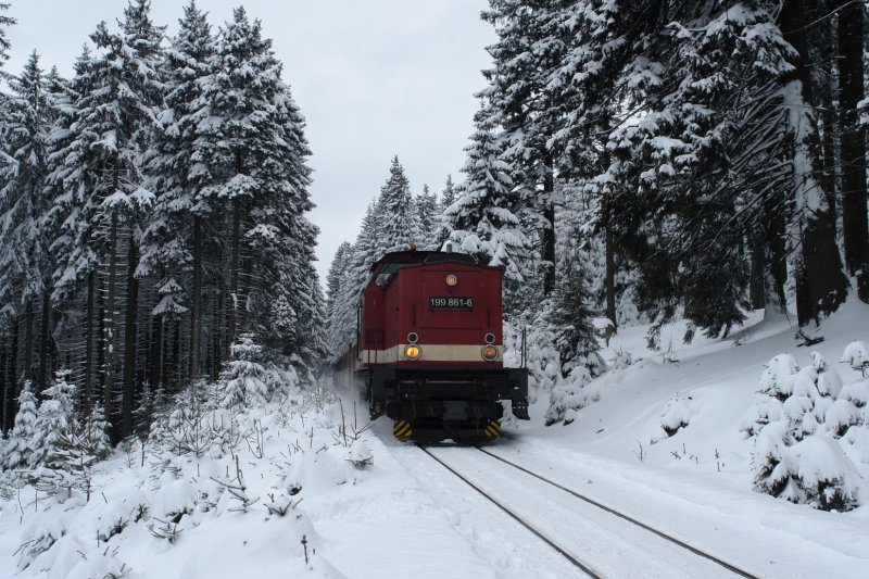 Der jetzt talw�rts fahrende Zug mit 199 561 an der Spitze war nur kurze Zeit auf dem Brocken, da der n�chste Zug in Schierke schon gewartet hat, um nach der Zugkreuzung die Bergfahrt zum Brocken anzutreten. (23.03.08)