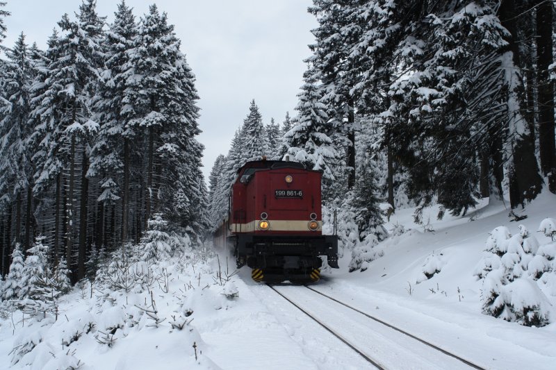 Der jetzt talwrts fahrende Zug mit 199 561 an der Spitze war nur kurze Zeit auf dem Brocken, da der nchste Zug in Schierke schon gewartet hat, um nach der Zugkreuzung die Bergfahrt zum Brocken anzutreten. (23.03.08)