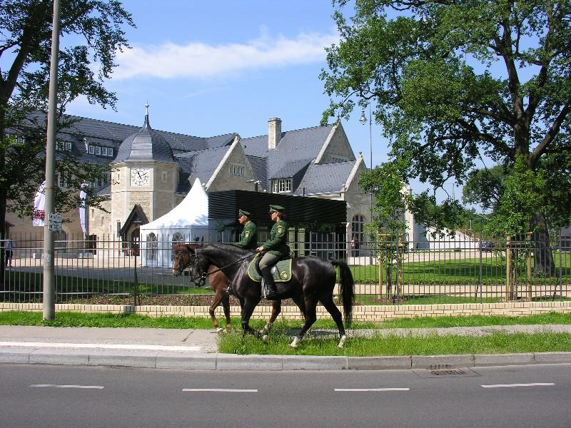 Der Kaiserbahnhof in Potsdam am 16.6.2005 kurz vor seiner Einweihung durch den Bundeskanzler. Das Objekt ist durch ca 20 Videokamaras berwacht. Zustzlich wurde es heute durch berittene Polizei und die Landeseinsatzeinheit (LESE) gesichert.