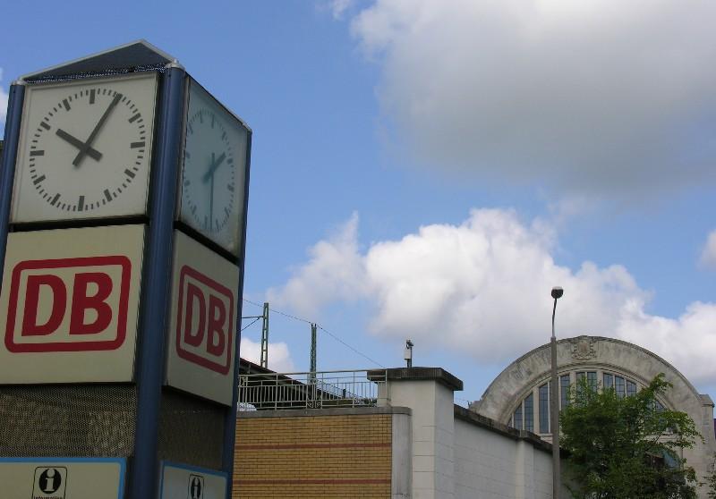 Der Kaiserbahnhof in Potsdam am 18.5.2005. Am 16. Mai 2005 soll er eingeweiht werden. Die Uhren zeigen schon jetzt zwei Zeiten an. Vielleicht weil im Osten die Sonne eher aufgeht, geht die rechte Uhr gleich mehrere Stunden vor, aber erst seit Mrz 2005.