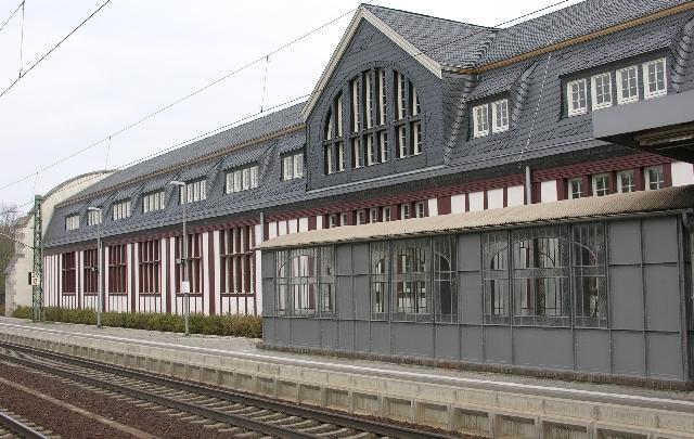 Der Kaiserbahnhof in Potsdam am 19.4.2005 ohne Bauzune. Der kleine verglaste genietete Aufbau mit Wellblechdach ist der restaurierte Zugang zum Kaiserbahnhof. Es ist zu hoffen, da er nicht sobald mit Graffiti beschmiert wird.