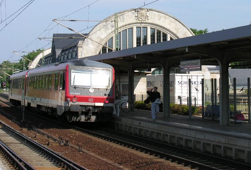 Der Kaiserbahnhof in Potsdam Park Sanssouci, am 16.6.2005 wird er durch den Kanzler eingeweiht. Hier noch mal 2 Tage zuvor ein 628 nach Hennigsdorf. Die Kiste rechts ist die  Schenker-Kiste  auf einem Containertragwagen, mit dem die DB Akademie die Sicht auf das Portal verstellt hat.
