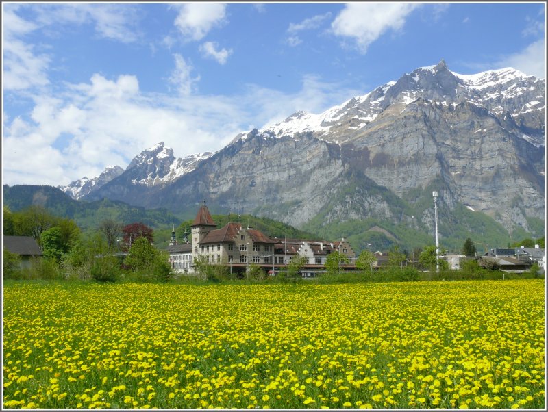 Der Kantonshauptort Glarus besitzt einen der schnsten Bahnhfe der Schweiz. Im Hintergrund rechts der Rautispitz. (04.05.2008)