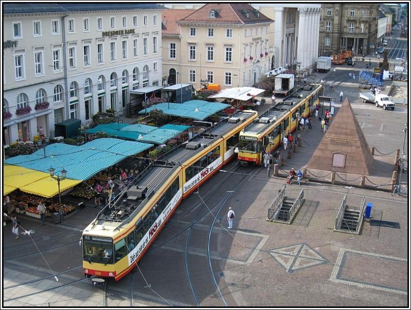Der Karlsruher Marktplatz mit zwei Stadtbahnen, aufgenommen am 11.07.2008. 