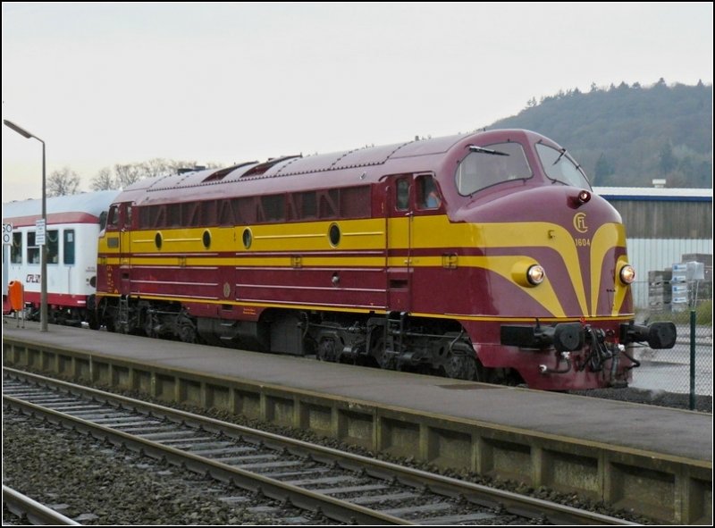 Der Kartoffelkfer 1604 durchfhrt am 14.12.08 mit dem  Chrstdagszuch 2008  die Haltestelle Schieren. (Hans)