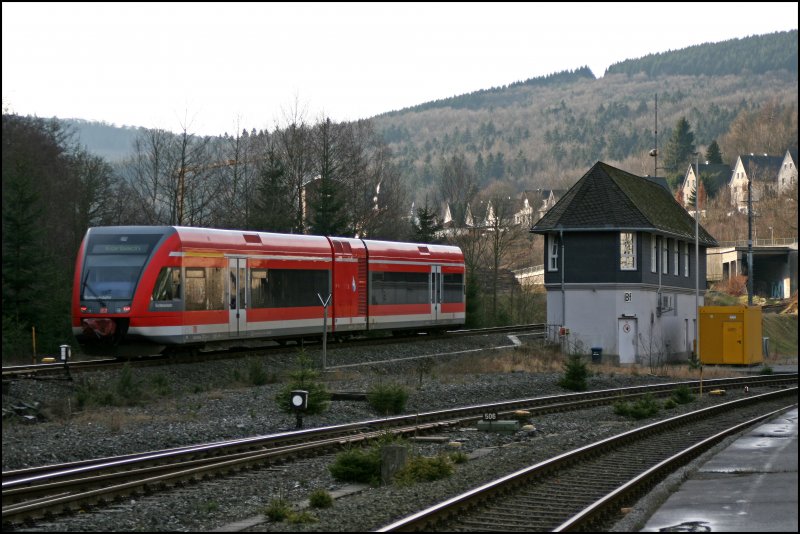 Der Kassler 646 213 der  Kurhessenbahn  beschleunigt als RB55 (RB 23727)  Uplandbahn  von Brilion Wald nach Korbach. (28.12.07)