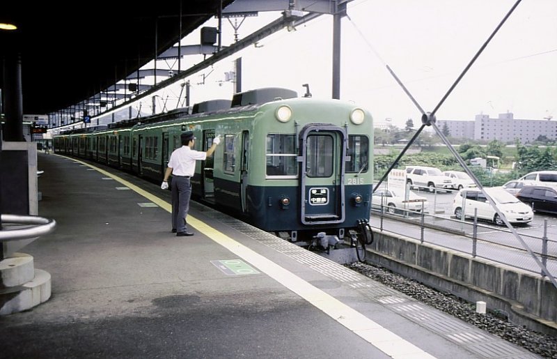 Der Keihan-Konzern. Dieser 4-Wagen-Zug Serie 2600 (Endwagen 2815)(Baujahre ab 1978)steht in der Endstation der Zweigstrecke nach Uji im Raum Kyoto. Der Wagenführer kontrolliert für die Rückfahrt, dass das Fahrtziel korrekt angegeben ist und die Stirnlampen richtig eingeschaltet sind. Keihan Uji, 4.Oktober 2006.