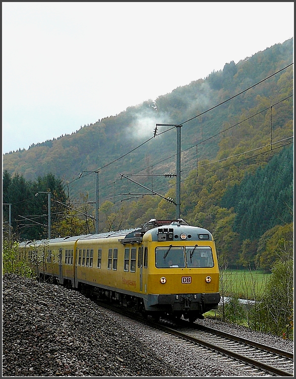 Der Kieshaufen in der Nhe von Michelau ist mchtig gewachsen und bot am 25.10.09 die Gelegenheit den DB Messzug abzulichten. (Hans)