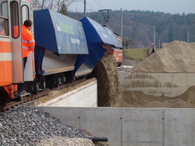 Der Kieszug beim Entladen. Sutz den 08.03.2004