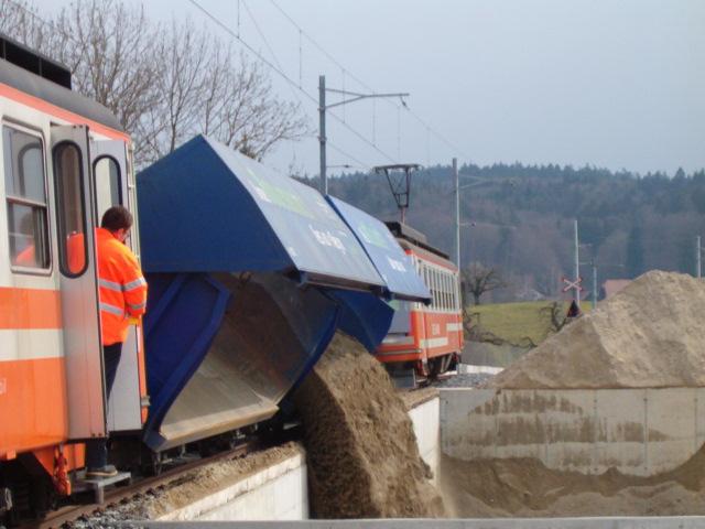 Der Kieszug beim Entladen. Sutz den 08.03.2004