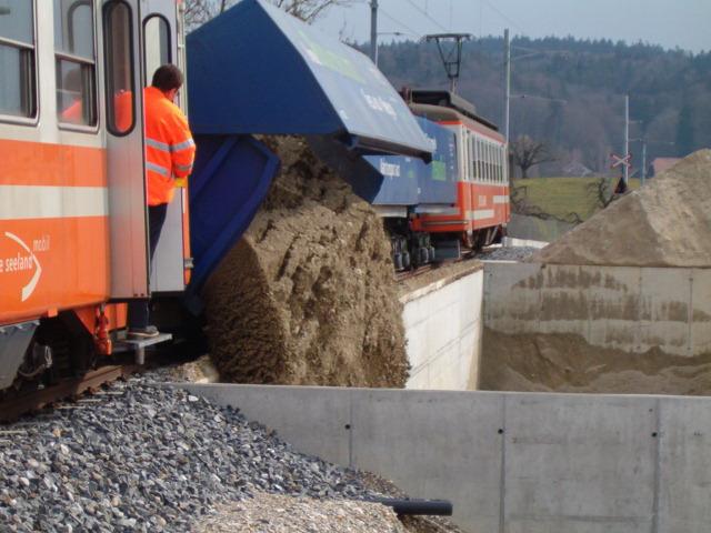 Der Kieszug beim Entladen. Sutz den 08.03.2004