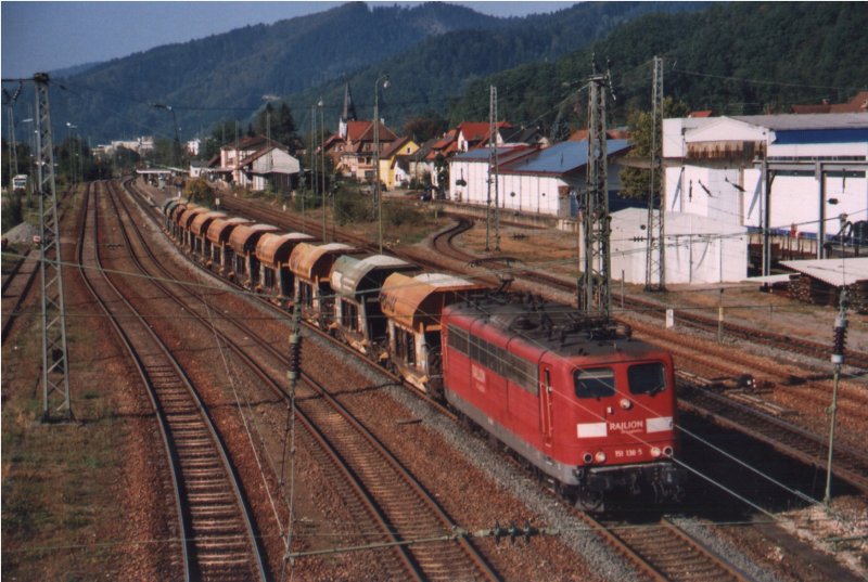 Der Kieszug nach Villingen ins tbu-Betonwerk wird hier von 
151-138 gezogen. Der Photostandort ist Hausach, im Sommer 2006. 
