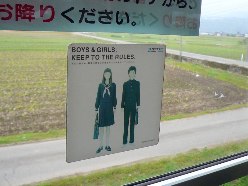 Der KIHA 120-202 der Kuzuryû-Linie: Am Fenster prangt diese Aufforderung an die Schüler. Man sieht, dass der lokale Englischlehrer einen guten Einfall hatte, wie er den Schülern diese Sprache - mit der sie sonst so gar nichts anzufangen wissen - näherbringen könnte. 3.November 2008.