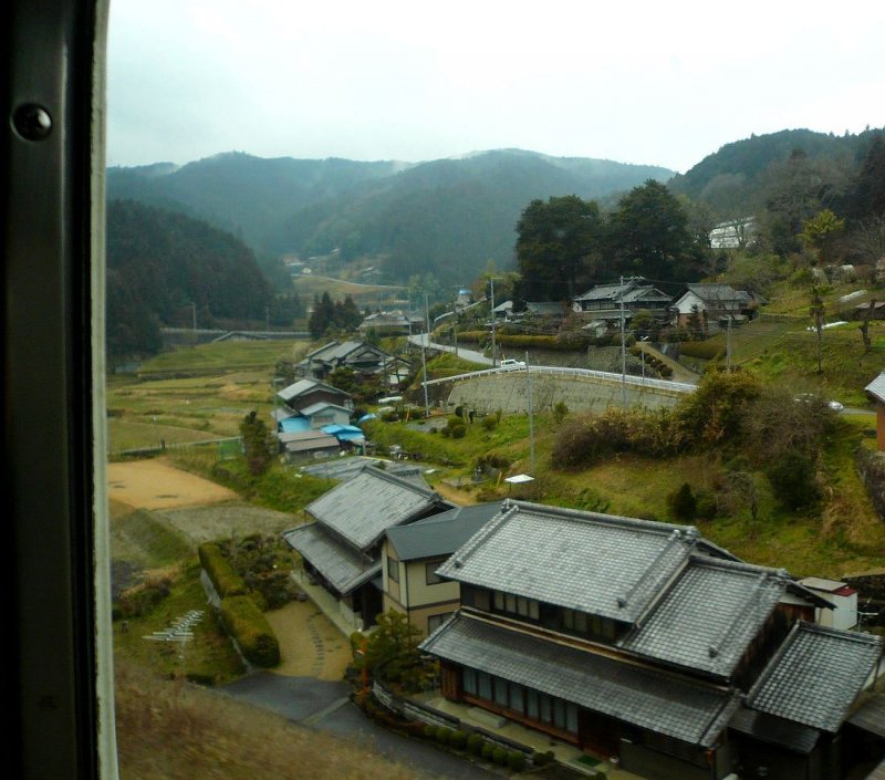 Der Kintetsu-Konzern als Konkurrenz: Die viel billigere Direktverbindung Osaka-Nagoya führt über die Bergpässe und durch wunderschöne Bergdörfer; natürlich dauert sie damit etwas länger als die JR-Shinkansen-Verbindung. Bild bei Murôguchi Oono, im Zug 21105 (Typ 21000), 4.März 2009. 