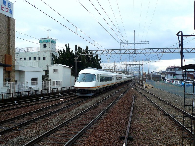 Der Kintetsu-Konzern als Konkurrenz: Mit diesen Zügen Typ 21000 (130km/h, gebaut 1988-1990) bietet der Kintetsu-Konzern Nonstop-Expressverbindungen zwischen Osaka und Nagoya an, die zwar etwas länger dauern als der JR-Shinkansen, aber viel billiger sind. Zudem fahren sie von Stadtmitte zu Stadtmitte, während der Shinkansen ausserhalb von Zentral-Osaka bestiegen werden muss. Hier fährt Zug 21106 durch Shiroko, 23.Februar 2009.