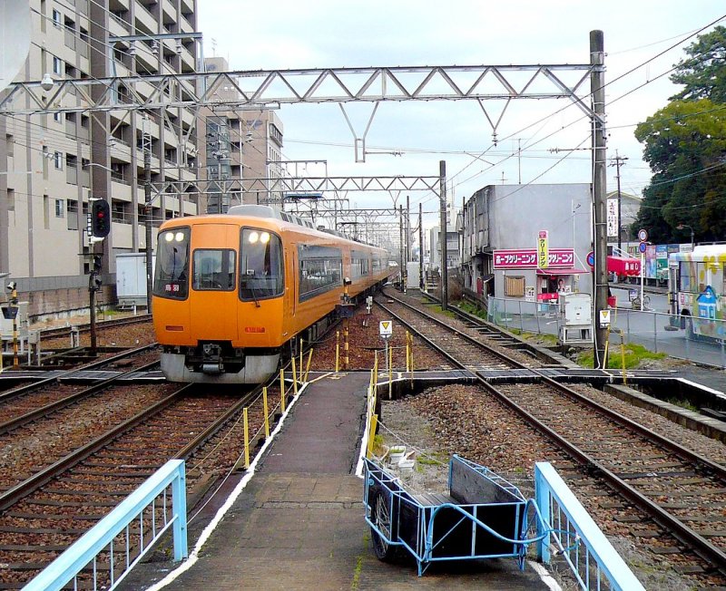 Der Kintetsu-Konzern: Der zuschlagspflichtige Intercity-Express 22112, Typ 22000 (Baujahre 1992-1994) eilt durch die Station Shiroko, 23.Februar 2009. 
 