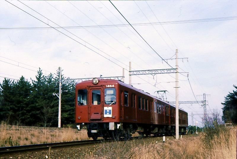 Der Kintetsu-Konzern: Die alte Kintetsu; Wagen noch ganz rot und ohne Klimaanlage. Hier ein 2-Wagenzug Serie 1460 (in Betrieb 1957 bis 1988) in Kashikojima, 12.Februar 1977. 