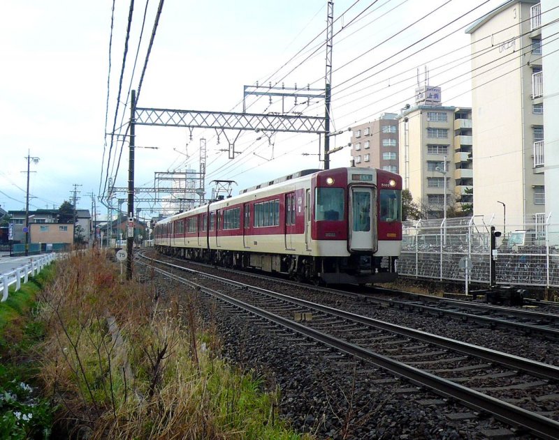 Der Kintetsu-Konzern: Die Serie 5200, ein 1988 gebauter 4-Wagenzug, ist für Eilzüge und hat bequeme Quersitze. Hier fährt ein Zug mit Endwagen 5109 durch Tsu-Edobashi, 23.Februar 2009. 