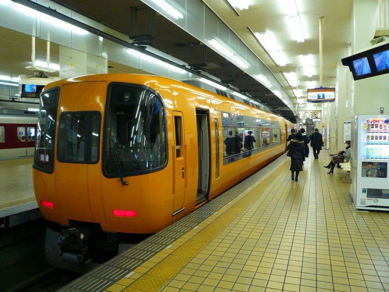 Der Kintetsu-Konzern: Ein zuschlagspflichtiger Intercity-Express, Typ 22000 (86 Wagen für 1435mm-Spur und 4 Wagen für 1067mm-Spur, gebaut 1992-1994; es gibt 4-Wagenzüge und 2-Wagenzüge, die meist als Zusatzmodule dienen). Hier steht Zug 22111 am östlichsten Endpunkt des Kintetsu-Netzes im unterirdischen Kintetsu-Bahnhof Nagoya, 4.März 2009.
