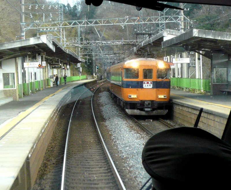Der Kintetsu-Konzern - der klassische Intercity ( Sonder-Schnellzugs -) Typ, Serie 12000. Kreuzung mit einem Zug des Untertyps 12400 (8 4-Wagenzüge, 1977 gebaut) in den Bergen von Sakakibara Onsenguchi, 3.März 2009.