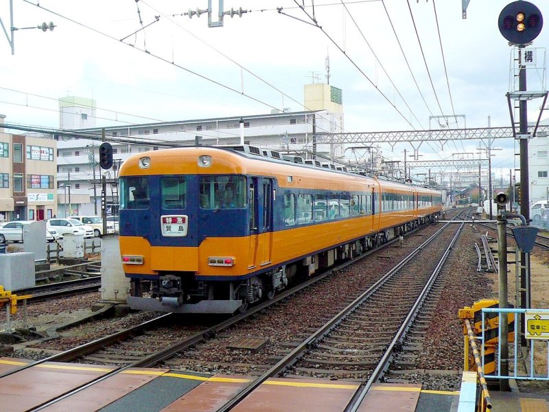 Der Kintetsu-Konzern - der klassische Intercity ( Sonder-Schnellzugs -) Typ, Serie 12000, Gruppe 12200. Diese Züge entstanden 1969-1976 in recht grossen Stückzahlen für 1435mm- (166 Wagen) und (ähnlich) für 1067mm-Spur. Heute sind einige ausgemustert; es gibt 2- und 4-Wageneinheiten. Auch der Kaiser hat solche Züge (nach Anpassung) benützt. Hier durchfährt ein Zug der Gruppe 12200 die Station Tsu-Edobashi, 23.Februar 2009.