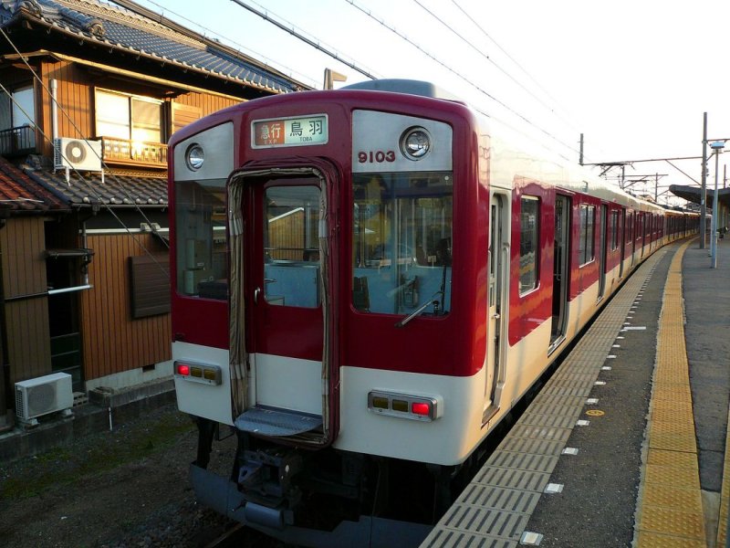 Der Kintetsu-Konzern - die Ueberholung (1): Ein 6-Wagenzug (4-Wagen mit 2-Wagen Zusatzmodul Nr.9103/9003; letztere haben Längssitze und sind 1983 gebaut) ist in Ise Wakamatsu angekommen und muss nun die Durchfahrt eines schnelleren Zugs abwarten. 26.Februar 2009.