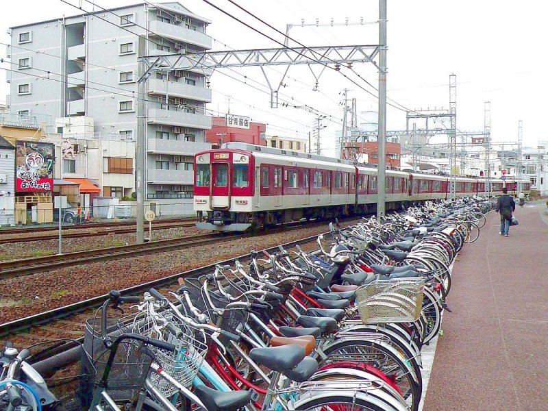 Der Kintetsu-Konzern: Zusatzmodul Typ 1201 (Nr.1204/1304)(2-Wagenzüge, gebaut ab 1982) mit Längssitzen an einem Zug Typ 5200 mit bequemen Quersitzen in Tsu, 23.Februar 2009.  Kintetsu  ist die Abkürzung für Kinki Nihon Tetsudô, d.h.  Die Eisenbahnen der Inneren Japanischen Provinzen um die (einstige) Hauptstadt Kyoto . 