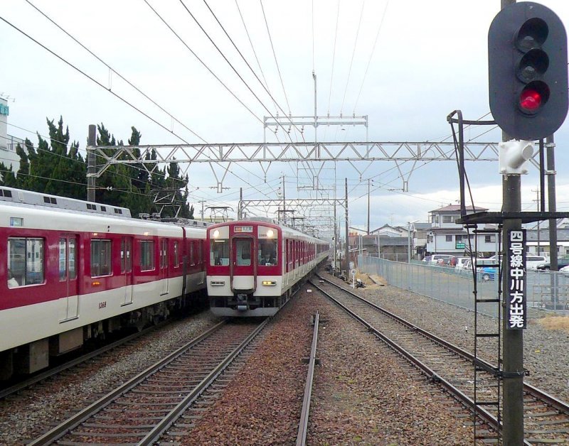 Der Kintetsu-Konzern:　Grundfarbe rot für Lokal-,　Eil- und Pendlerzüge. Im Bild:　Kreuzung zweier Züge in Shiroko,23.Februar 2009;　rechts ein Zug mit 2-Wagen Zusatzmodul 1269/1369 (Serie 1200,gebaut ab 1987).　