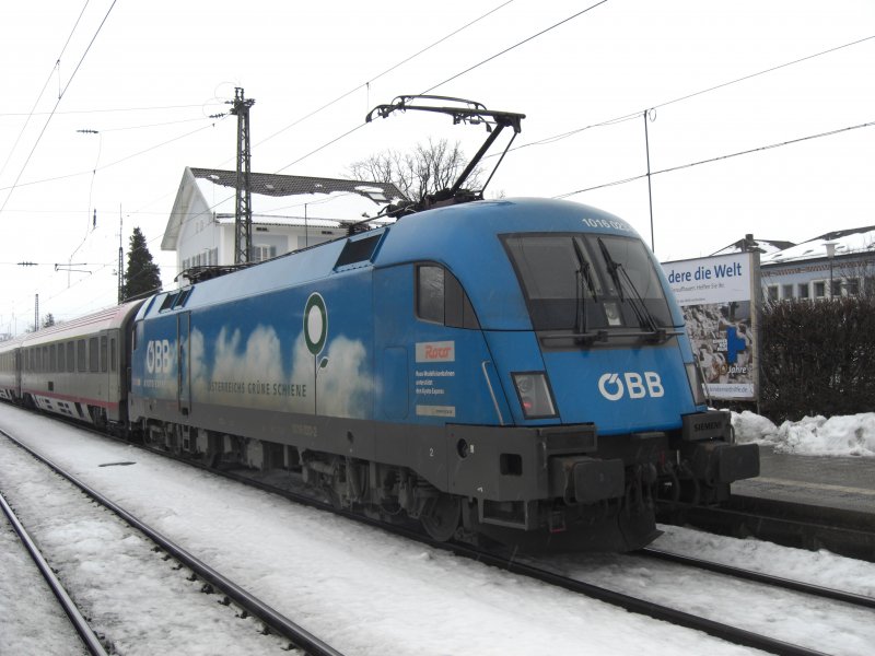 Der Kjoto-Taurus 1016 023 am 27. Februar 2009 bei Halt im
Bahnhof Prien am Chiemsee. Die Lok war am Zugende angehngt.