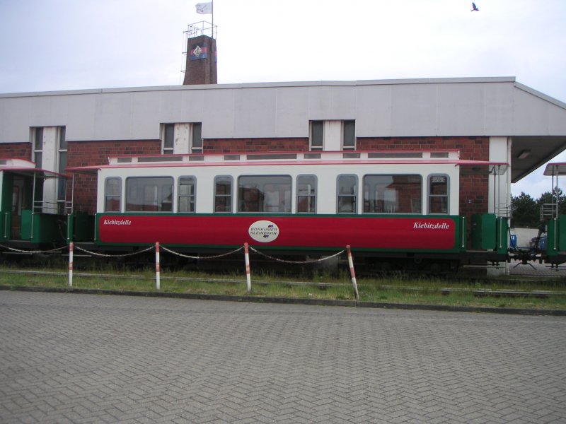 Der Kleinbahn Wagen Kiebitzdelle am 26.5.2007 Vor dem Borkumer Lokschuppen.